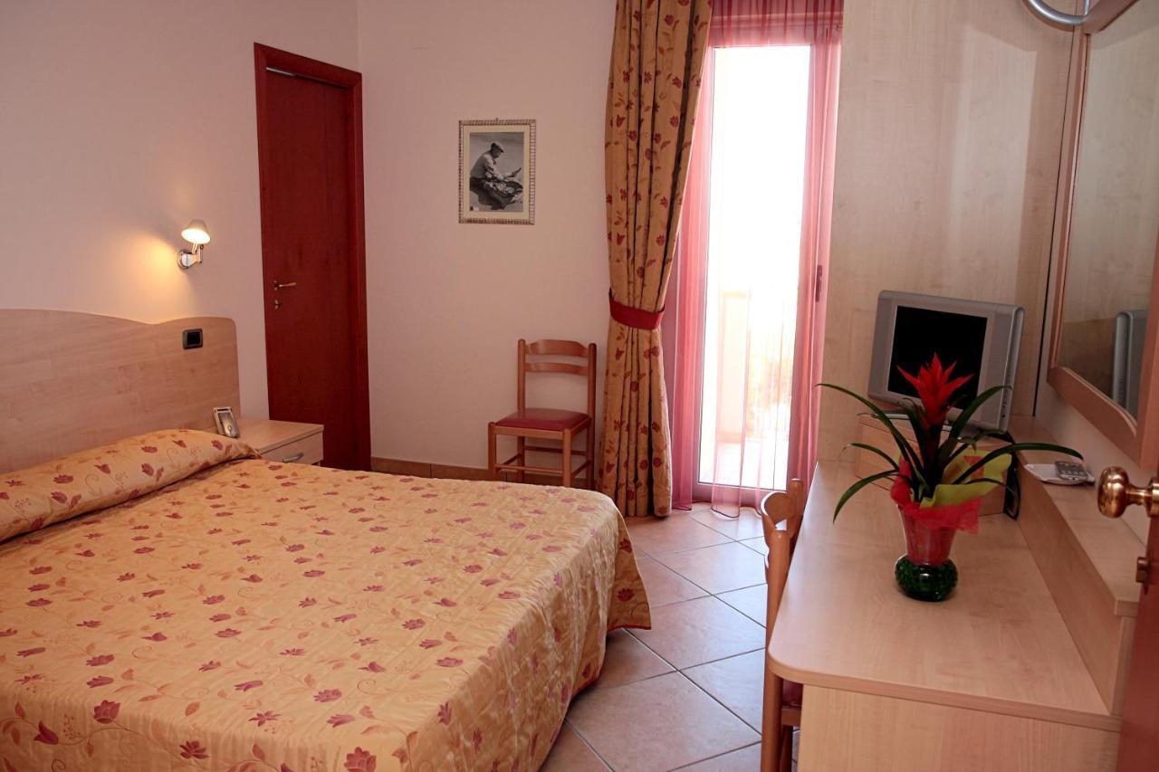 Hotel La Tartaruga Roseto Degli Abruzzi Exterior photo